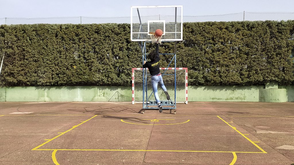 César Fernández juega a baloncesto