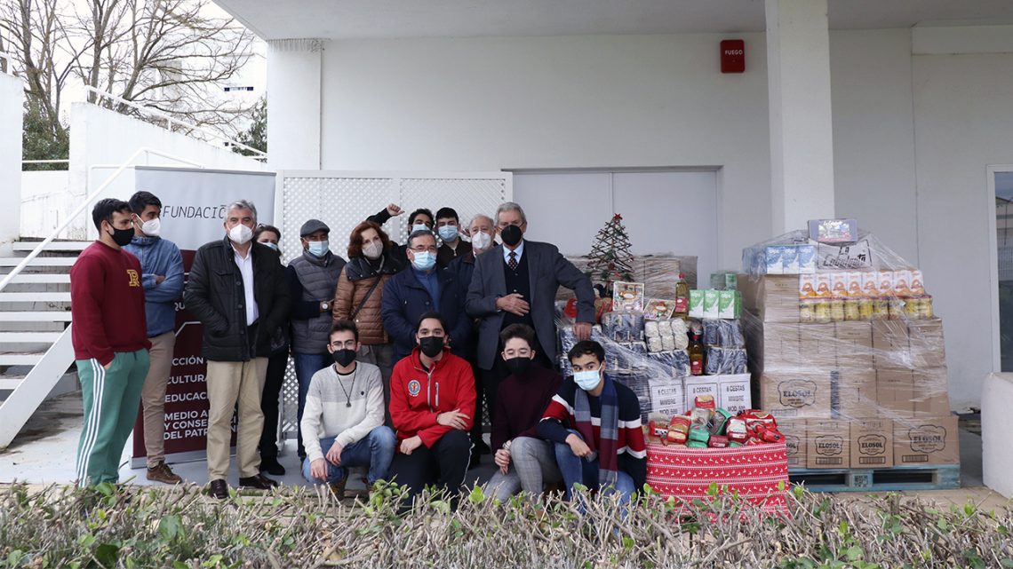 Residentes de la RUCAB dondo alimentos Navidad 2020