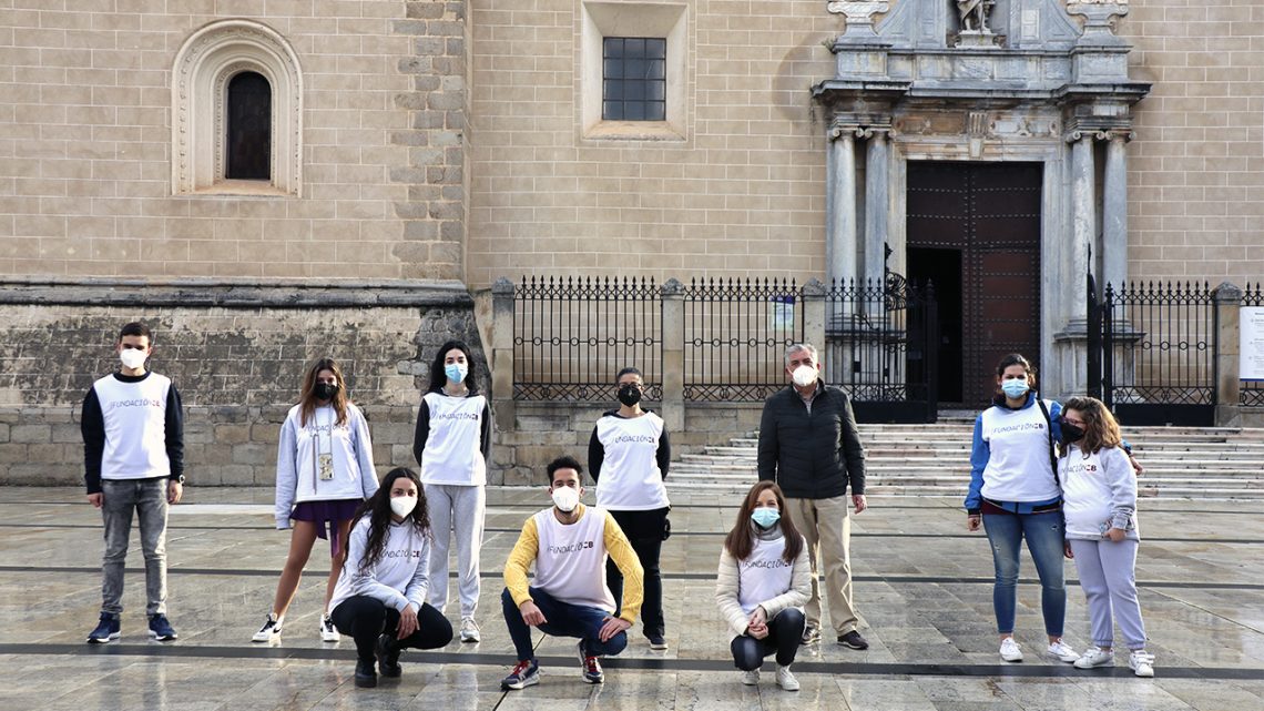Jóvenes contra el covid-19 en la catedral de Badajoz