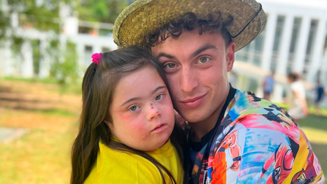 El residente Juanjo con una usuaria del campamento de Plena Inclusión Extremadura.