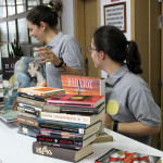 Carmen y Vanesa trabajando en la campaña de recogida de libros