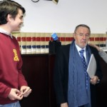 Fernando Vilches hablando con residentes de la RUCAB