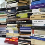 Montaña de libros donados